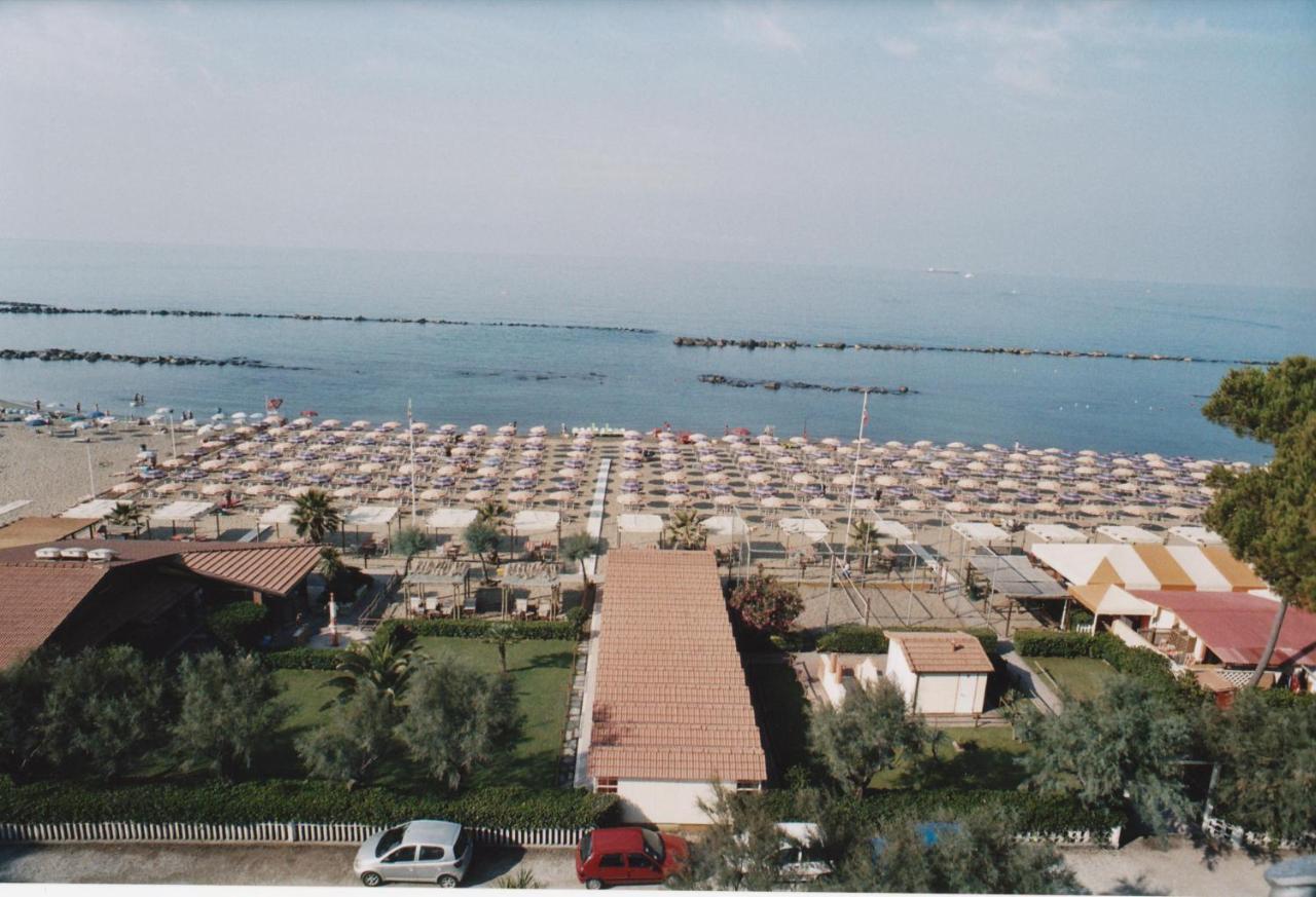 Campeggio Italia Marina di Massa Extérieur photo